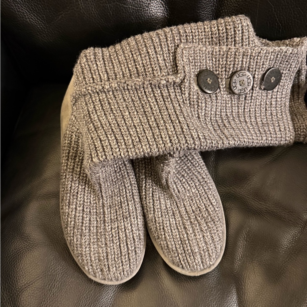 UGG Classic Cardy Gray Knit Boots Sz 8 Button accents and fold down Great Cond.